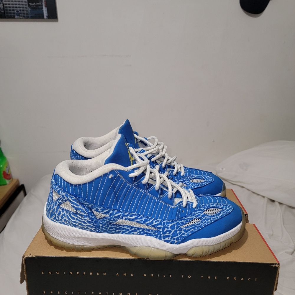 Jordan Oregon blue 11s